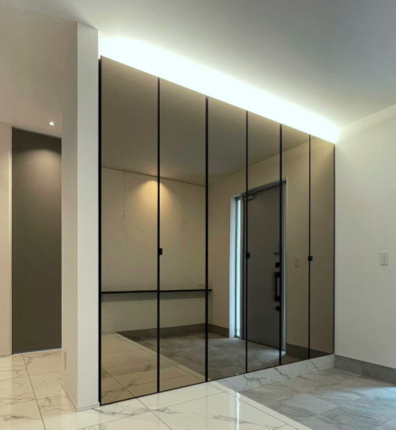 枠がなく天井まであるクローゼット（CLOSET） | FULL HEIGHT DOOR