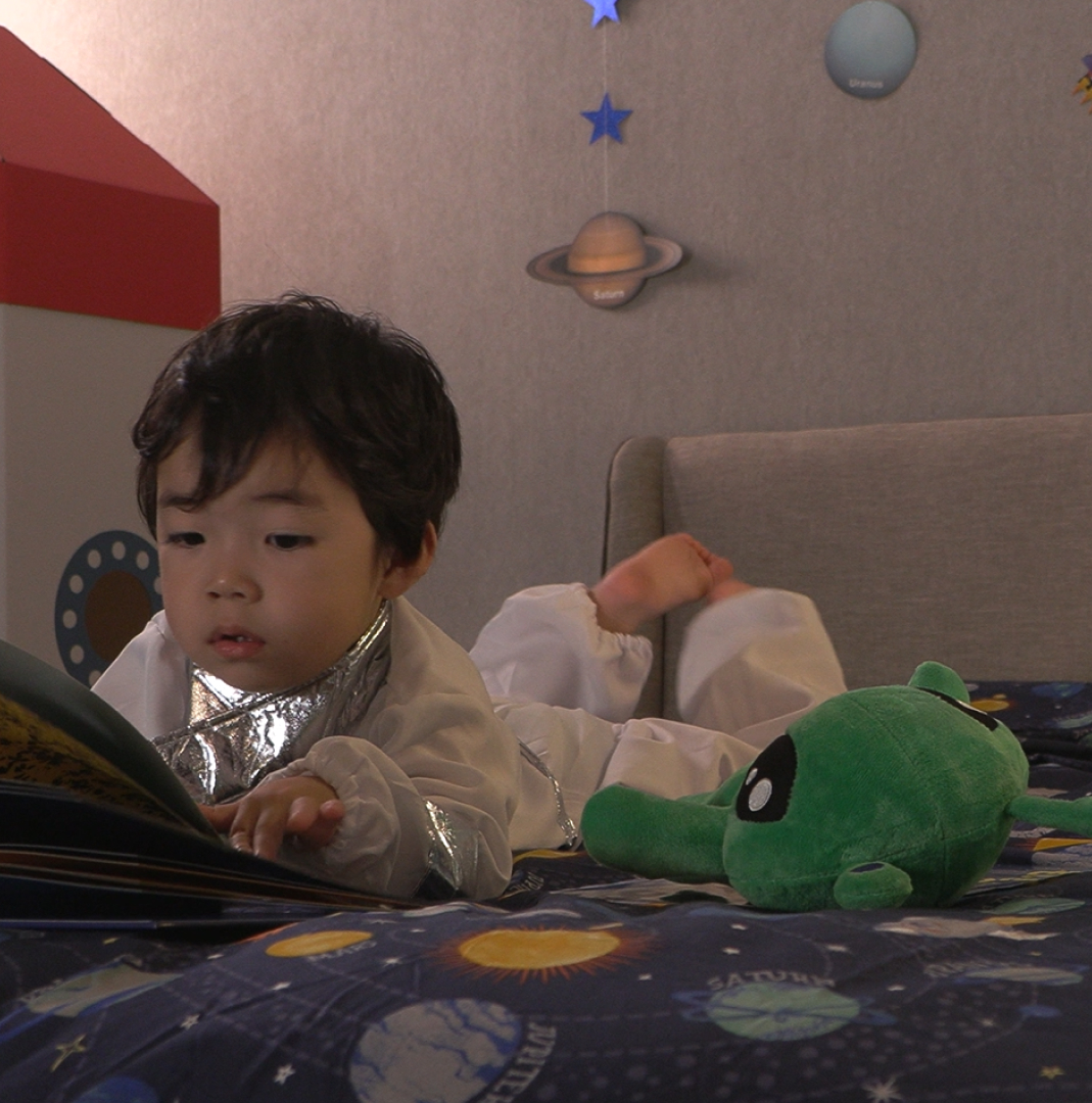 宇宙をイメージする子ども